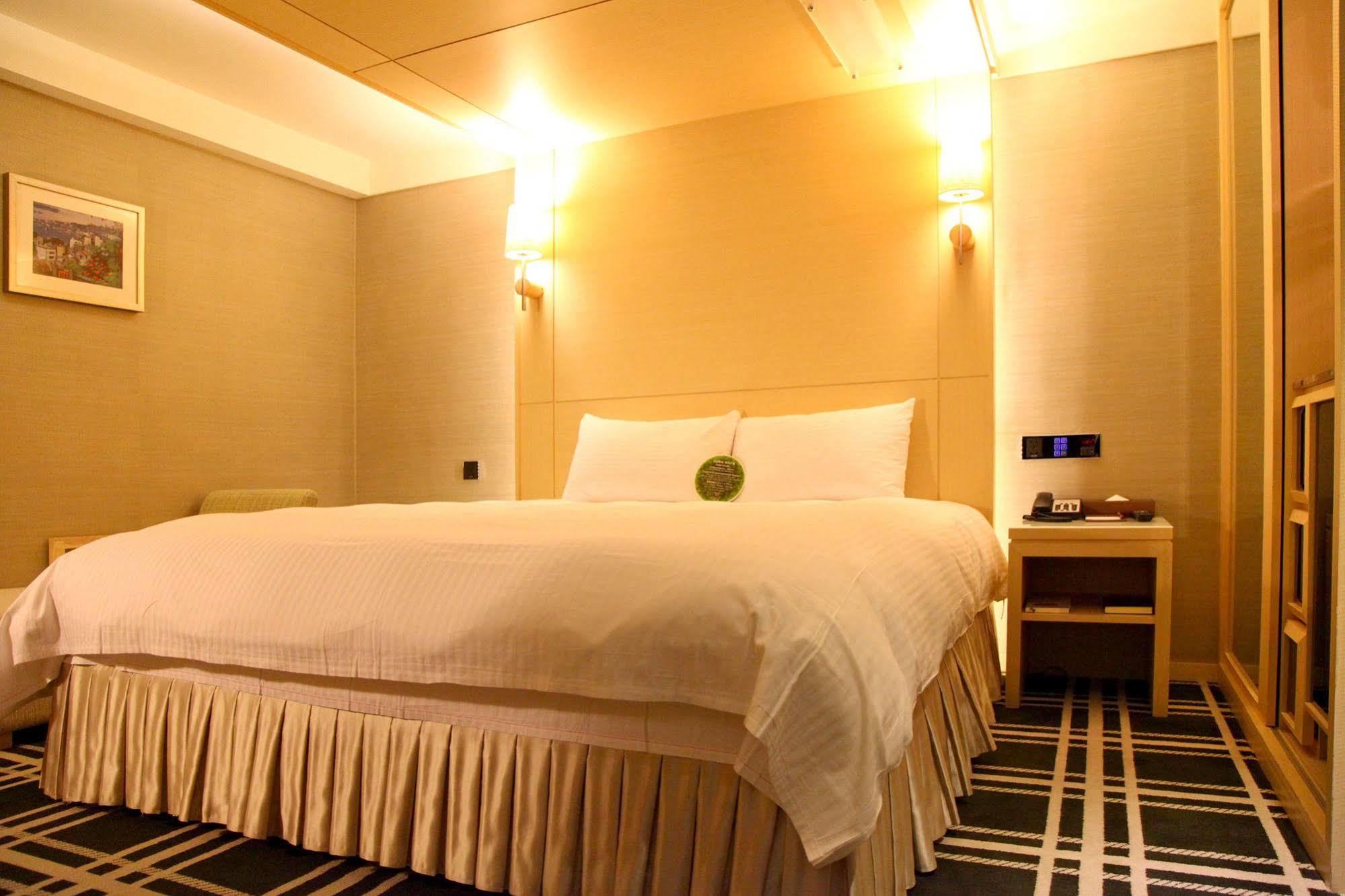 Olah Poshtel Taichung Wenxin Hotel Exterior photo