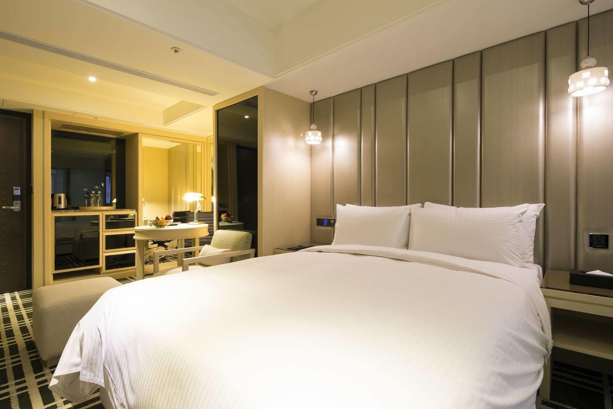 Olah Poshtel Taichung Wenxin Hotel Exterior photo